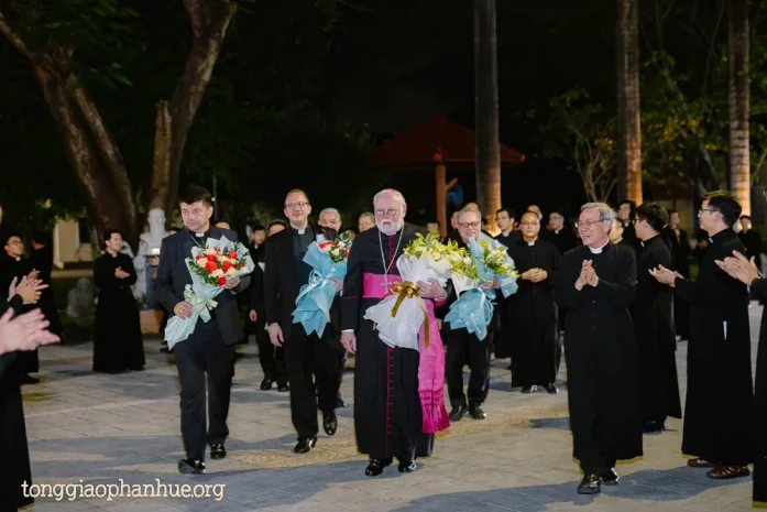 Đức TGM Paul Richard Gallagher và phái đoàn Ngoại giao Toà Thánh thăm Đại Chủng viện Huế