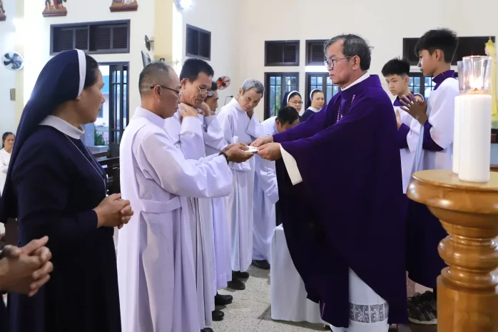 Giáo Xứ Đaminh (Bảo Lộc): Tiếp Nhận Dự Tòng Và Trao Ban Thừa Tác Vụ Ngoại Lệ Trao Mình Thánh Chúa