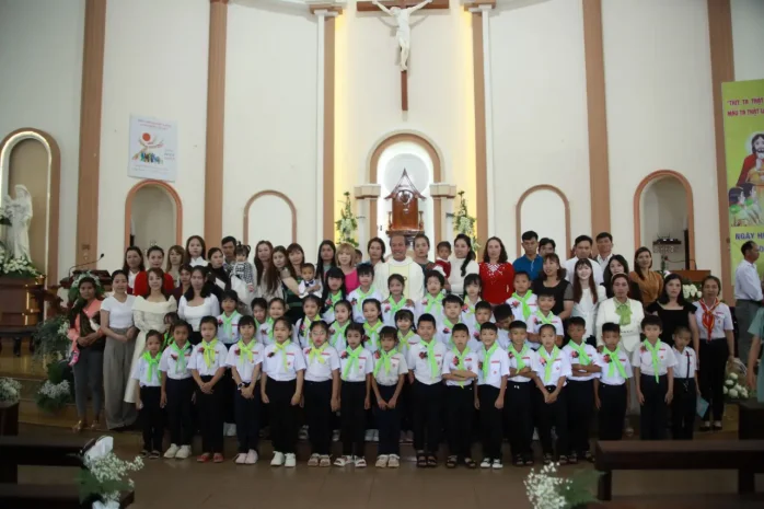 Xứ Đoàn Mẹ Vô Nhiễm, Giáo Xứ Tân Hóa: 88 Em Thiếu Nhi Được Rước Chúa Giêsu Thánh Thể Lần Đầu Tiên Trong Thánh Lễ Mình Và Máu Thánh Chúa Ki-Tô