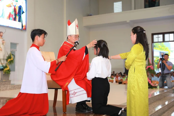 Giáo Xứ Lạc Lâm – Giáo Hạt Đơn Dương: 86 Thiếu Nhi Được Ban Ban Bí Tích Thêm Sức