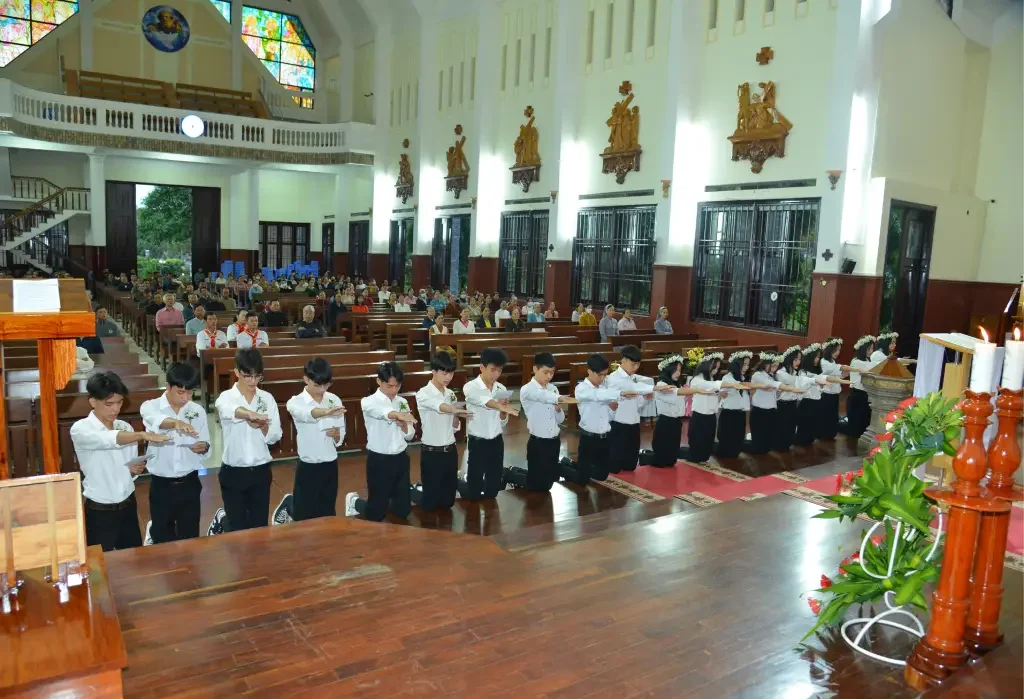 Giáo Xứ Suối Mơ: Thánh Lễ Tạ Ơn Và Nghi Thức Lên Đường Cho Các Em Lớp Vào Đời 11/06/2023