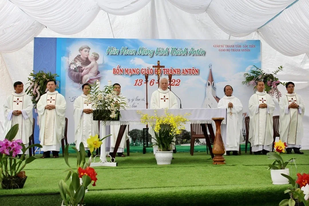 Giáo Xứ Thánh Tâm Lộc Tiến mừng Bổn Mạng Giáo Họ Thánh Antôn Padôva