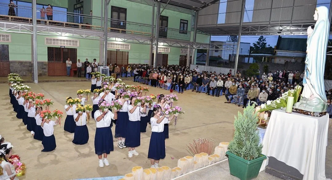 Giáo Xứ Tân Rai – Giáo Hạt Bảo Lộc Dâng Hoa Kính Đức Mẹ tháng 5-2022