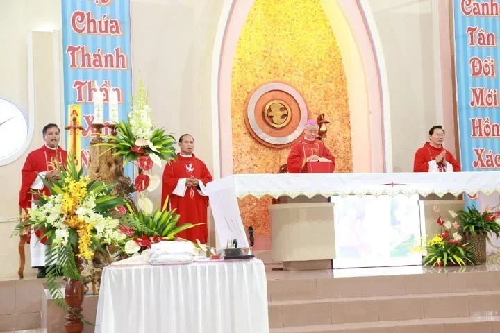 Đức Giám Mục Giáo Phận Đà Lạt Ban Bí Tích Thêm Sức Tại Giáo Xứ Đạ Tẻh , Giáo Hạt Mađaguôi.