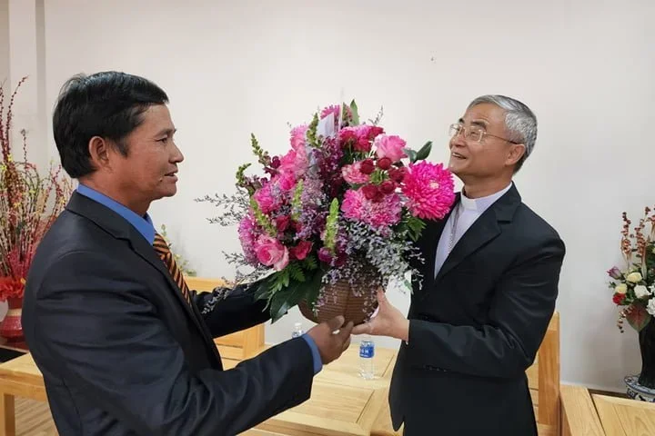 Đại Diện Các Thành Phần Dân Chúa Giáo Hạt Đà Lạt Chúc Mừng Bổn Mạng Đức Giám Mục Giáo Phận.