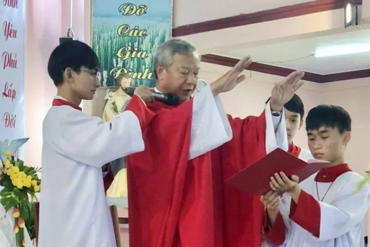 Cha Tổng Đại Diện Ban Bí Tích Thêm Sức Tại Giáo Xứ Lâm Phát – Giáo Hạt Bảo Lộc.