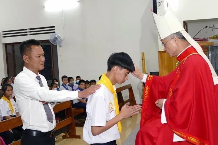 Đức Giám Mục Giáo Phận Đà Lạt Ban Bí Tích Thêm Sức Tại Giáo Sở Martinô – Giáo Hạt Bảo Lộc.