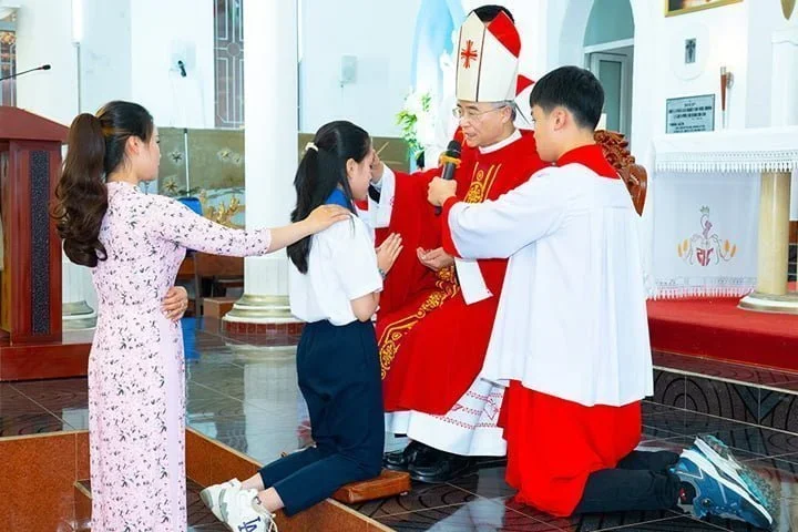 Đức Cha Đaminh Ban Bí Tích Thêm Sức Tại Giáo Xứ Thánh Mẫu (Đà Lạt)