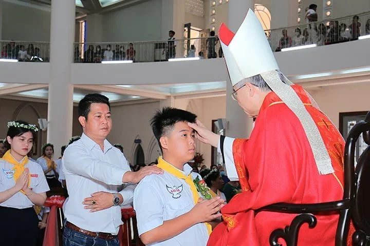 Đức Cha Đaminh Ban Bí Tích Thêm Sức Tại Giáo Xứ Bảo Lộc