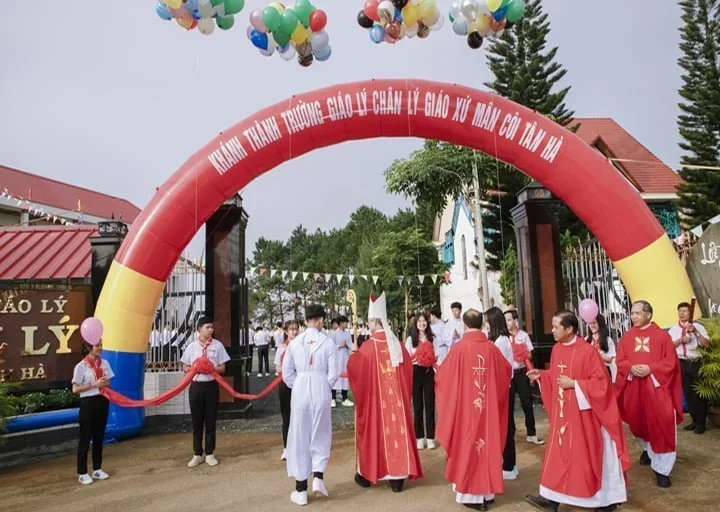 Đức Cha Đaminh ban Bí tích Thêm Sức và Khánh Thành Trường Giáo Lý Chân Lý tại Giáo xứ Mân Côi (Tân Hà), Giáo hạt Bảo Lộc