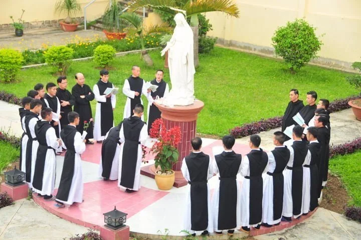 Hiền Mẫu Trong Đan Viện