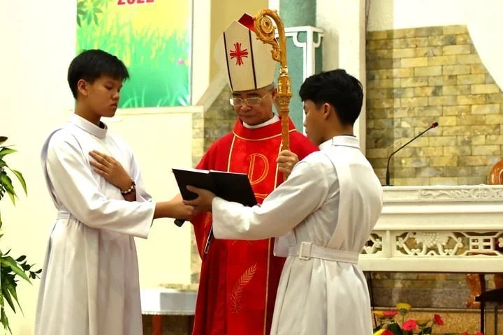 Đức Cha Đaminh Ban Bí Tích Thêm Sức Tại Giáo Xứ Thánh Tâm Lộc Tiến – Giáo Hạt Bảo Lộc