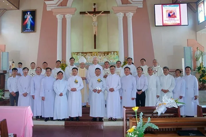 Hai Thầy Dòng Anh Em Bác Ái Tuyên Khấn Trọn Đời Tại Nhà Thờ Giáo Xứ Tân Hà, Giáo Hạt Bảo Lộc.