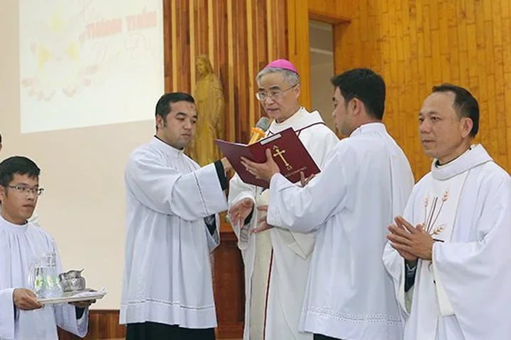 Đức Cha Đaminh Nguyễn Văn Mạnh Ban Bí Tích Tại Giáo Xứ Phi Liêng, Giáo Hạt Đạ Tông.