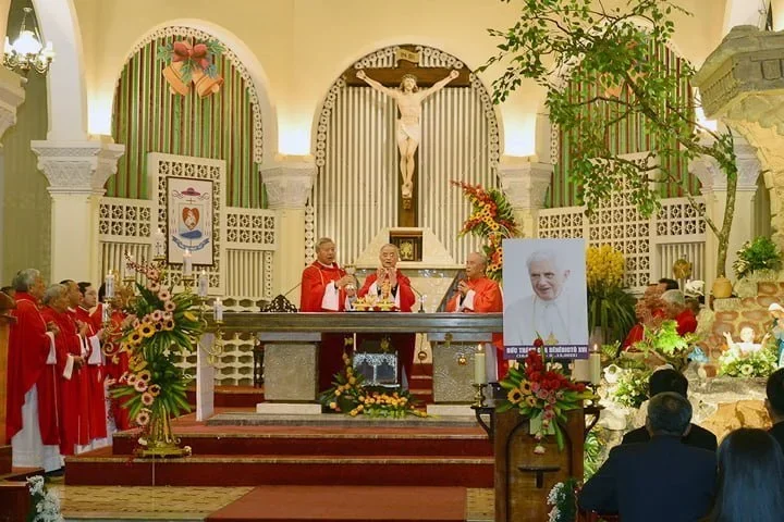 Giáo Phận Đà Lạt Hiệp Dâng Thánh Lễ Cầu Nguyện Cho Đức Cố Giáo Hoàng Benedicto XVI – Trong Ngày An Táng Ngài