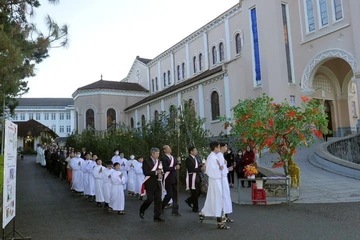 Nhật ký của Phái Đoàn Việt Nam tại Đại hội Gia đình Thế Giới lần thứ X: Ngày khai mạc