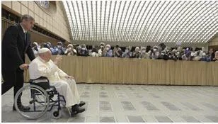 Lần Đầu Tiên Đức Thánh Cha Ngồi Xe Lăn Trước Công Chúng