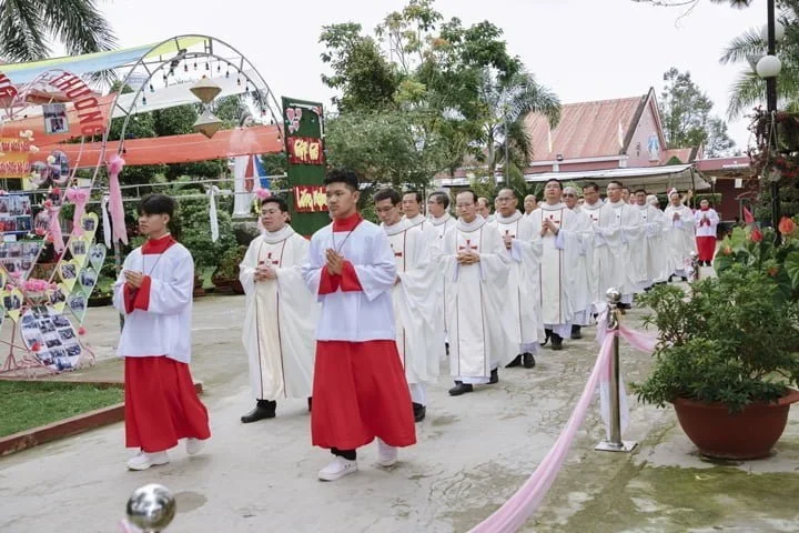 Ơn trở lại của điêu khắc gia mù Andrea Bianco sau tai nạn xe hơi