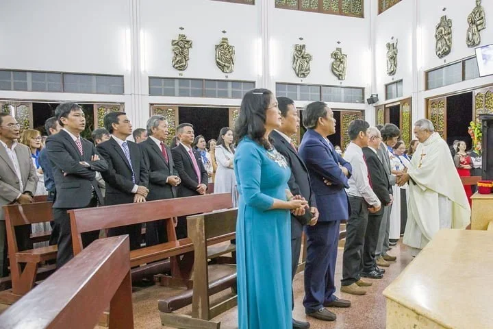 Đức Thánh Cha làm phép các tượng Chúa Hài Đồng