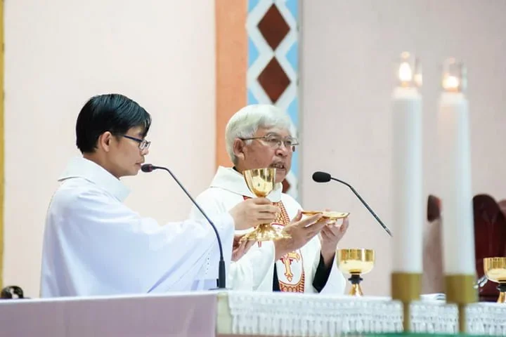 Lòng quảng đại của cậu bé Romello Early, dùng tiền tiết kiệm mua giày cho bạn cùng lớp