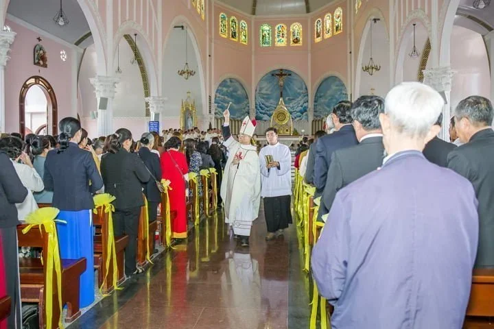 Đức Thánh Cha dâng lễ Chúa chịu phép rửa và rửa tội cho 13 em bé