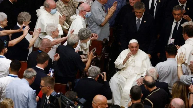 ĐTC gặp các bạn trẻ và người cao niên Inuit tại trường tiểu học Iqaluit