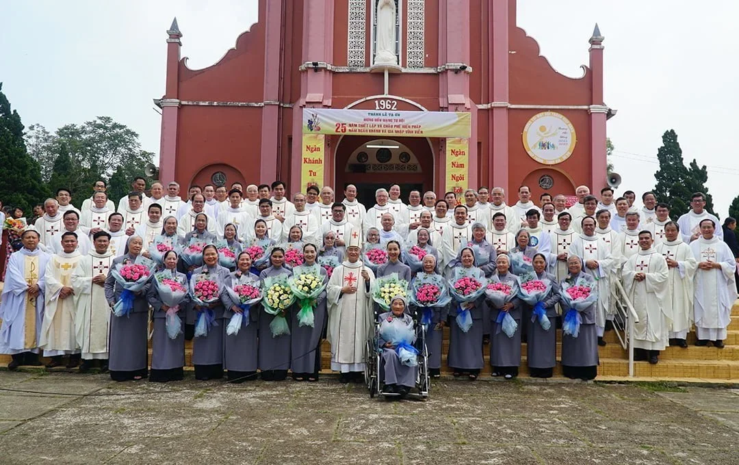 Nữ Tu Hội Nhập Thể – Tận Hiến – Truyền Giáo : Thánh Lễ Tạ Ơn Mừng Ngân Khánh