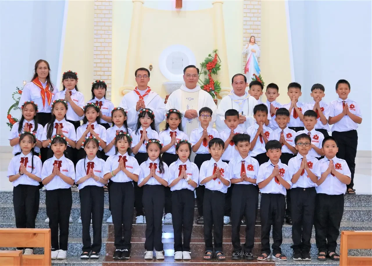 Giáo Xứ Lạc Lâm: 112 Em Khối Ấu II Lãnh Nhận Bí Tích Thánh Thể