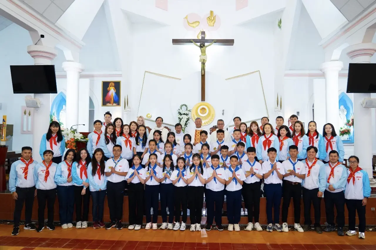 Giáo xứ Thánh Mẫu (Đà Lạt) có 24 em được lãnh nhận Bí tích Thêm Sức và 41 em được Rước Lễ Lần Đầu