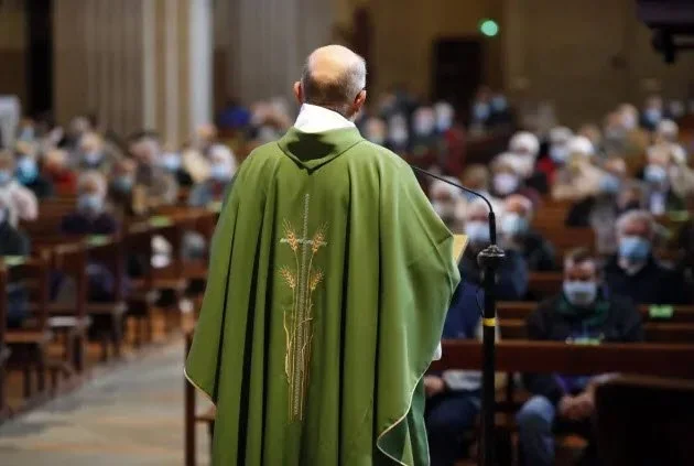 Tại Sao Linh Mục Mặc Áo Lễ