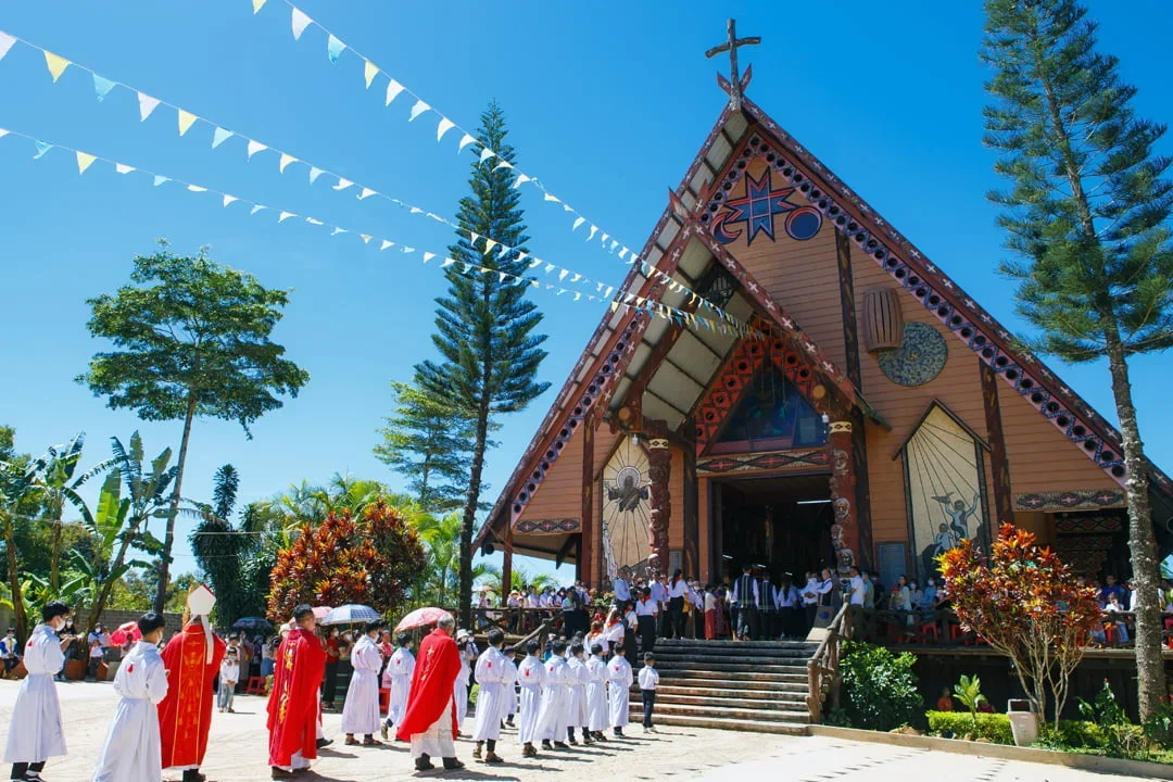 Đức Cha Đaminh Ban Bí Tích Thêm Sức Tại Giáo Xứ B’Đơr, Giáo Hạt Bảo Lộc