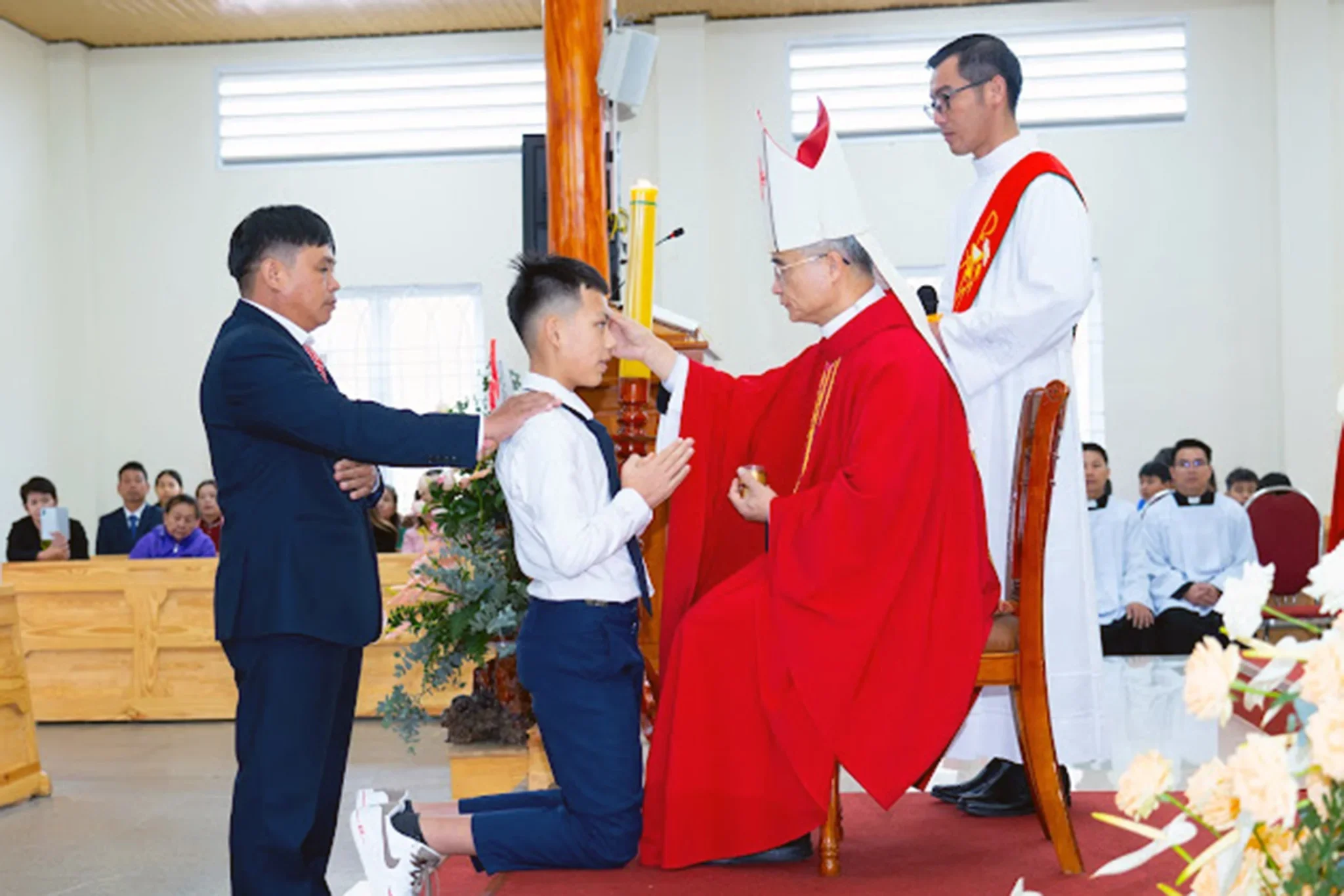 Thánh Lễ Ban Bí Tích Thêm Sức Và Rước Lễ Lần Đầu Tại Giáo Xứ Bạch Đằng (Đà Lạt)