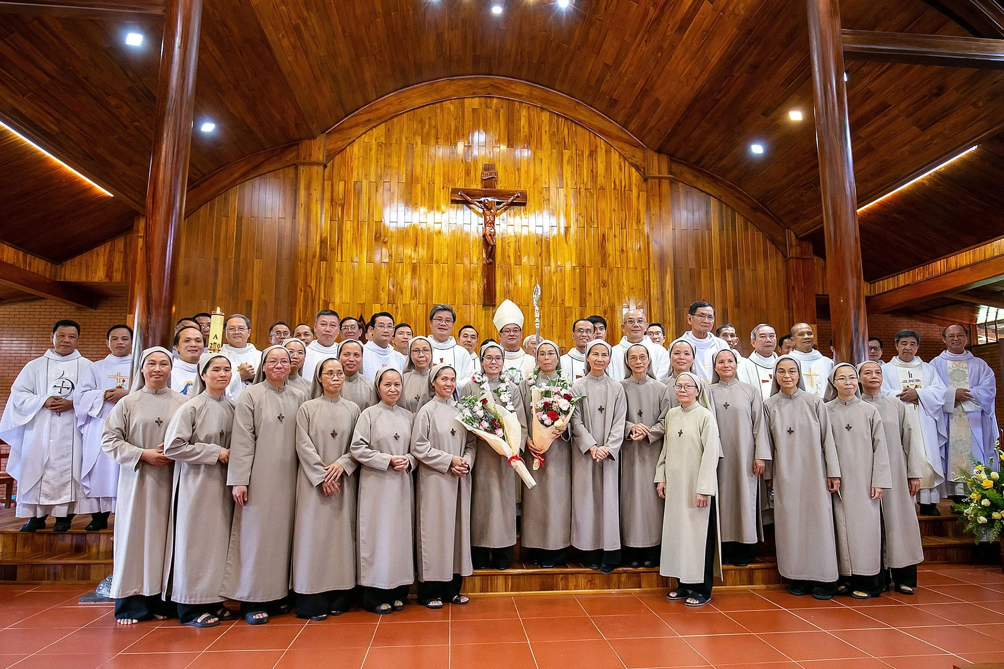 Lễ Khấn Trọn Tại Đan Viện Nữ Biển Đức Đồi Hiển Linh – Lộc Nam (Giáo Hạt Bảo Lộc, Giáo Phận Đà Lạt)