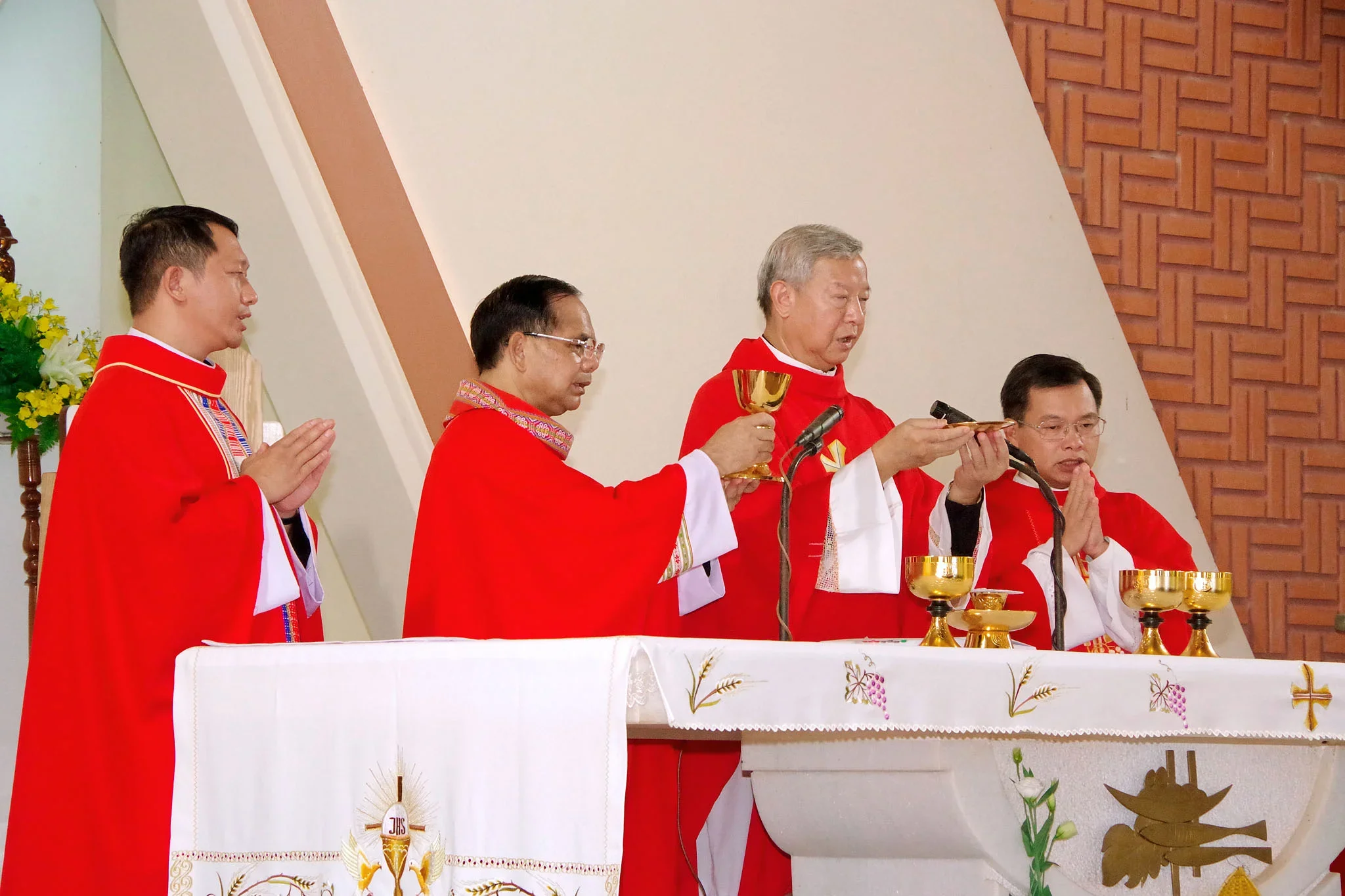 Giáo Xứ B’Sumrăc (Bảo Lộc): Cha Tổng Đại Diện Ban Bí Tích Thêm Sức