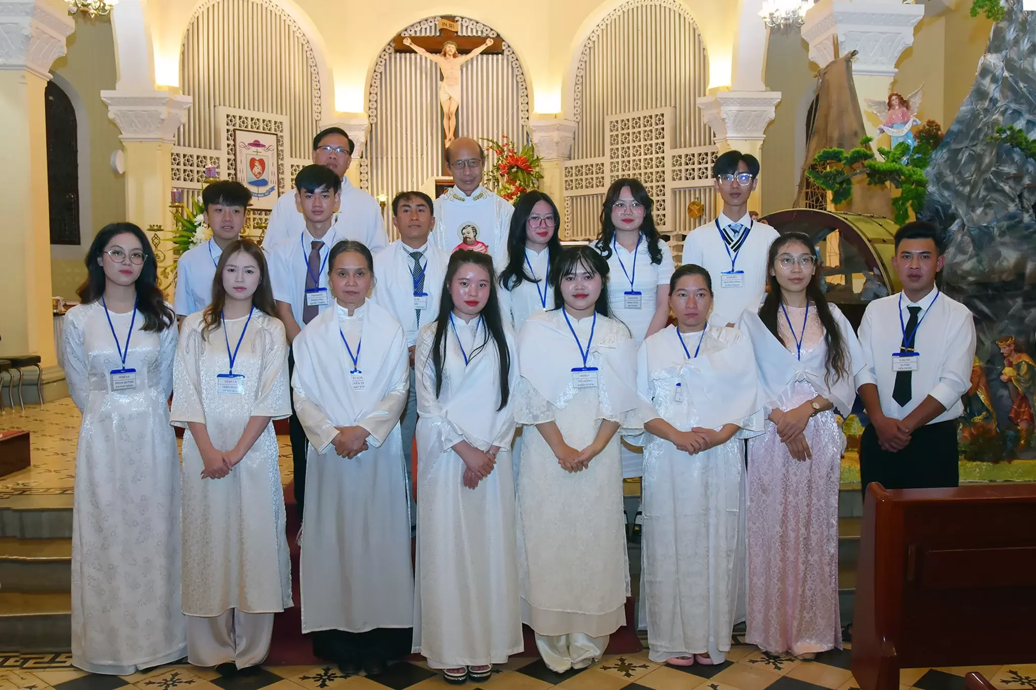 Giáo Xứ Chính Tòa Đà Lạt: 6 Dự Tòng Đón nhận Các Bí Tích Khai Tâm Kitô Giáo