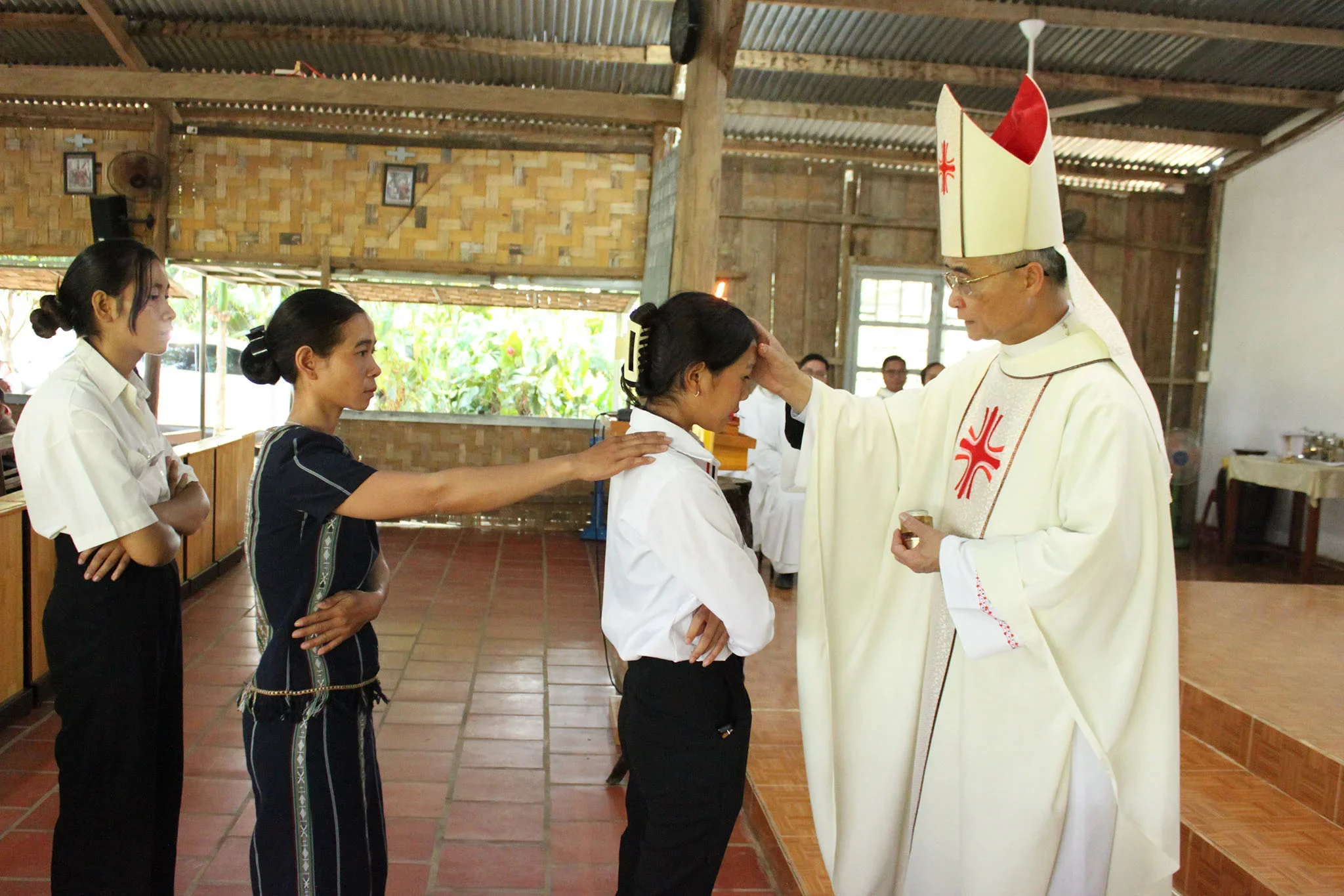 Đức Cha Đaminh Cử Hành Các Bí Tích Khai Tâm Tại Giáo Xứ Đạ R’Sal, Giáo Hạt Đạ Tông