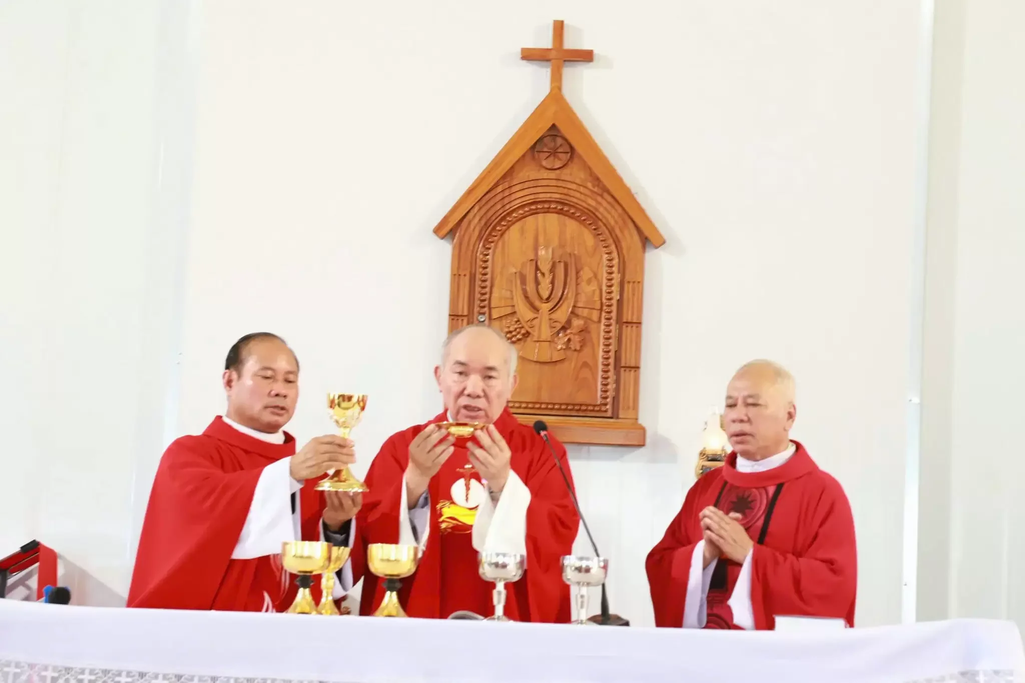 Làm Phép Bàn Thờ và Nhà Nguyện Giáo Họ Đạ Lây (Mađaguôi)