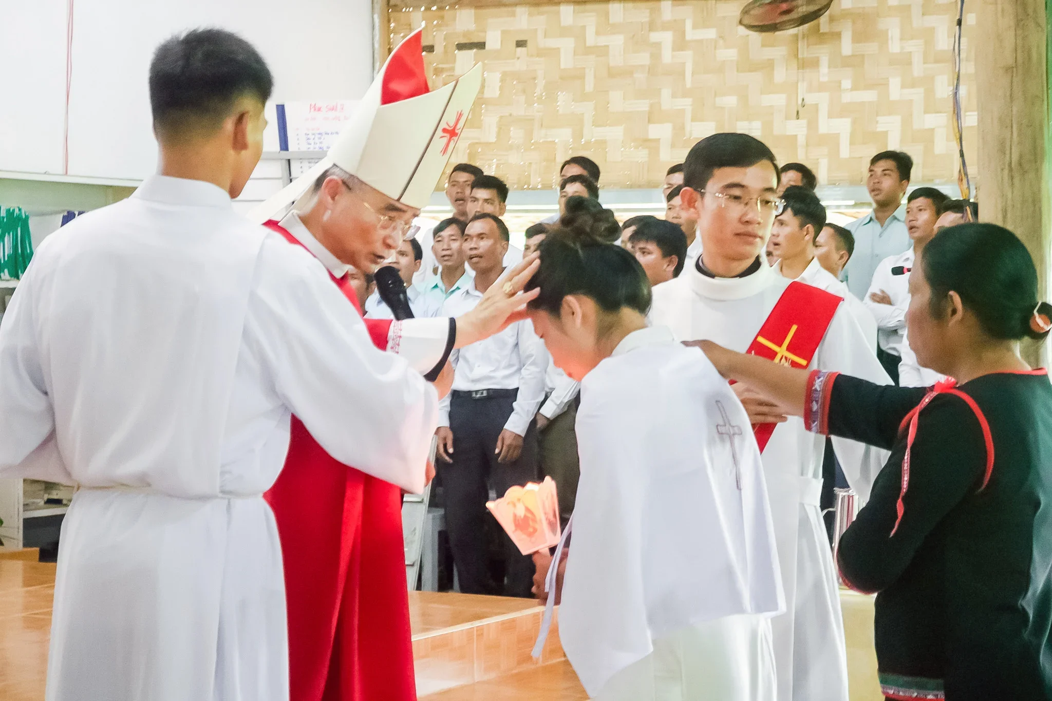 Đức Giám Mục Giáo Phận Cử Hành Thánh Lễ Ban Các Bí Tích Tại Giáo Xứ Đạ R’Sal