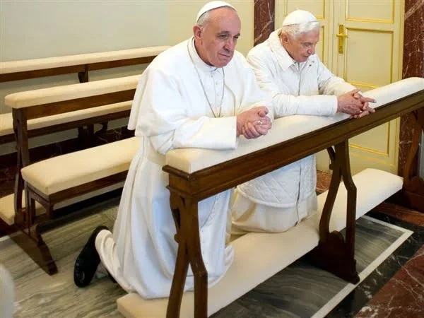 Hai Đức Giáo Hoàng Chung Một Bàn Quỳ