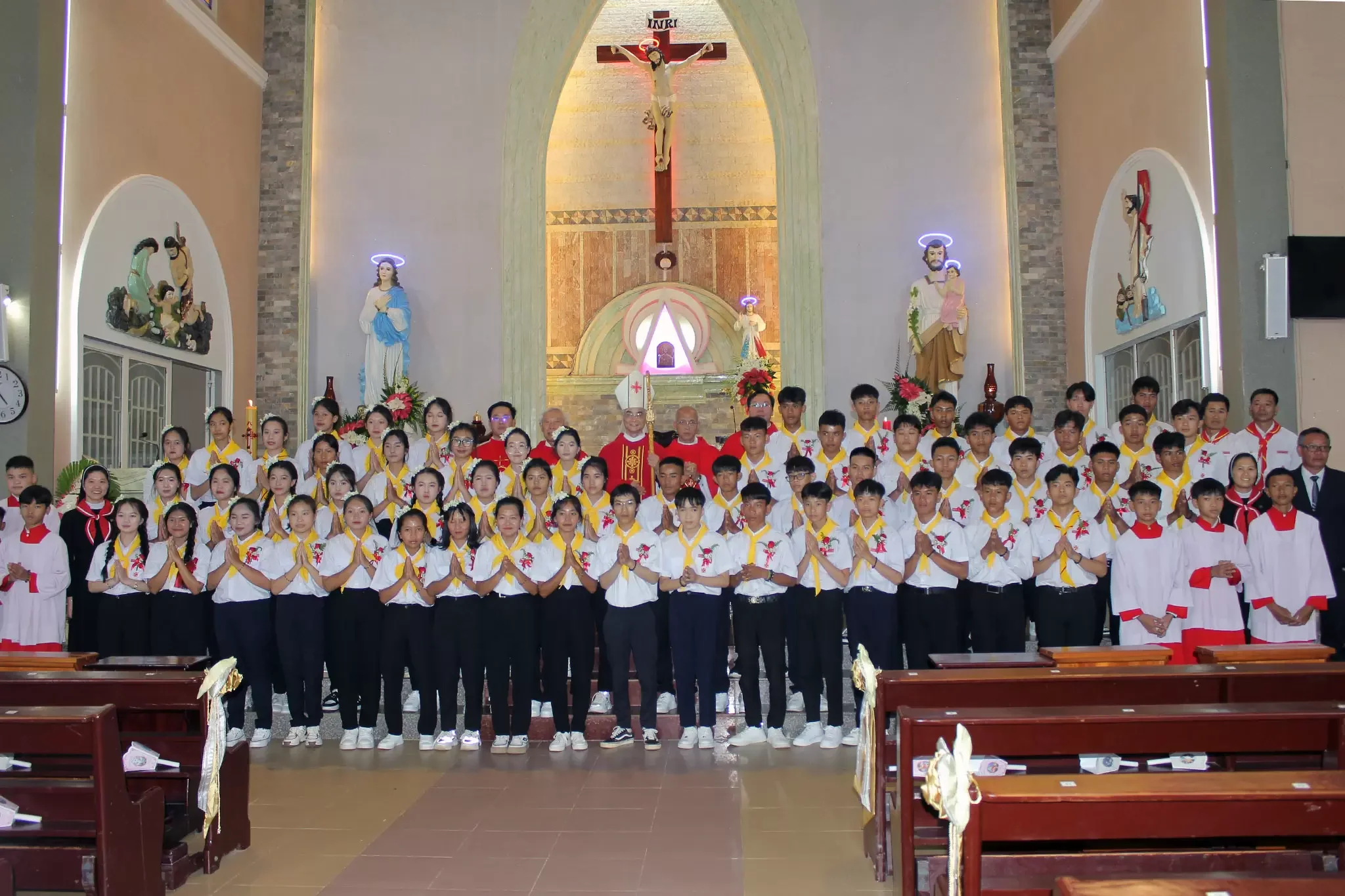 Thánh Lễ Ban Bí Tích Thêm Sức Tại Giáo Xứ Diom – Giáo Hạt Đơn Dương