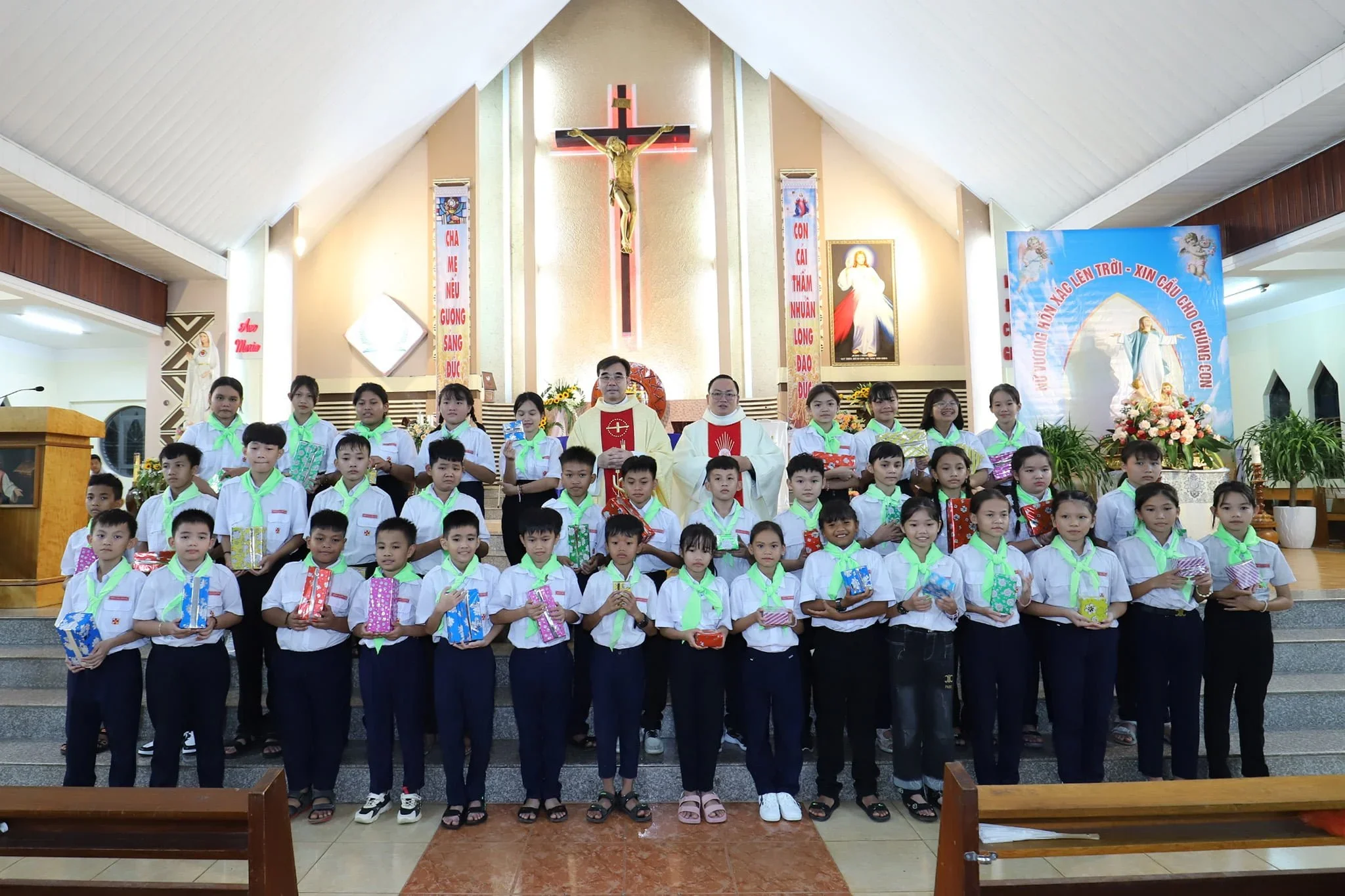 Rước Lễ Lần Đầu Tại Giáo Xứ Đam Bri – Giáo Hạt Madagui