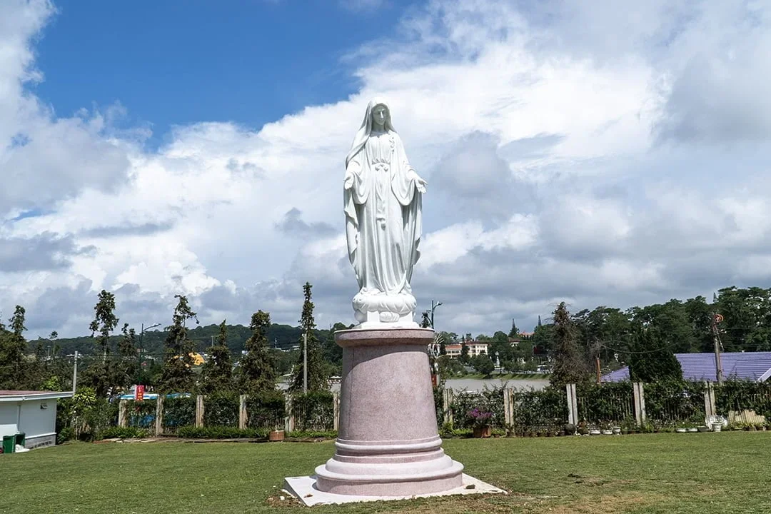 Tòa Giám Mục Đặt Tượng Đức Mẹ Ban Ơn