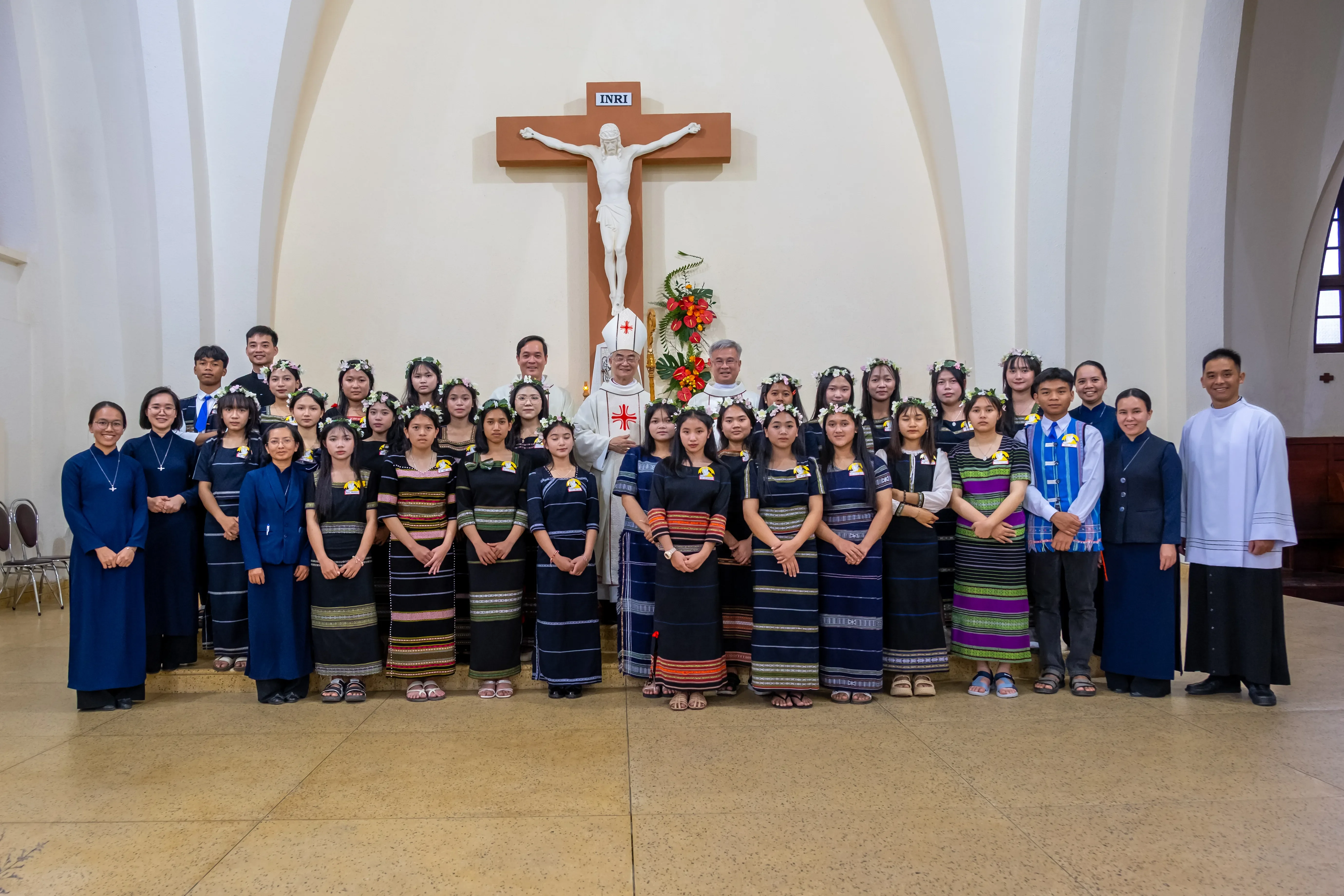 Tu Viện Đức Bà Lâm Viên Đà Lạt: Thánh Lễ Ban Bí Tích Thêm Sức Cho 26 Học Sinh Dân Tộc