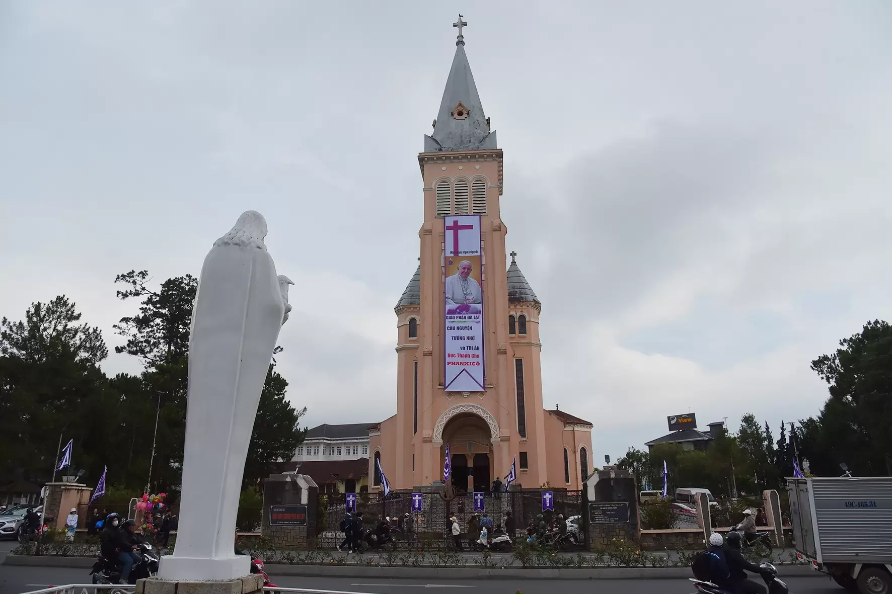 Giáo Phận Đà Lạt Hiệp Thông Thánh Lễ An Táng Đức Thánh Cha Phanxicô