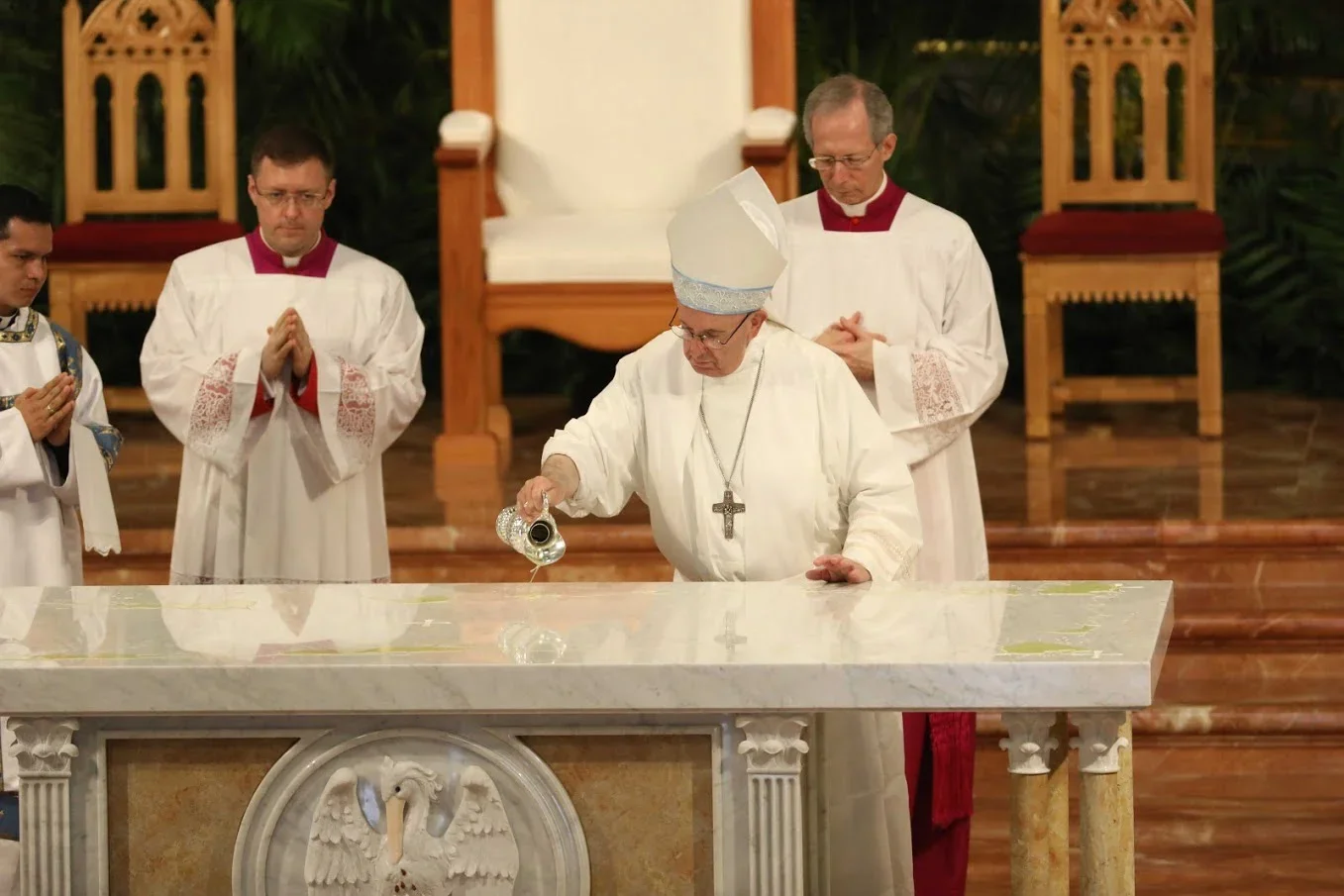 Đức Thánh Cha Thánh Hiến Bàn Thờ Mới Nhà Thờ Chính Tòa Tổng Giáo Phận Panama