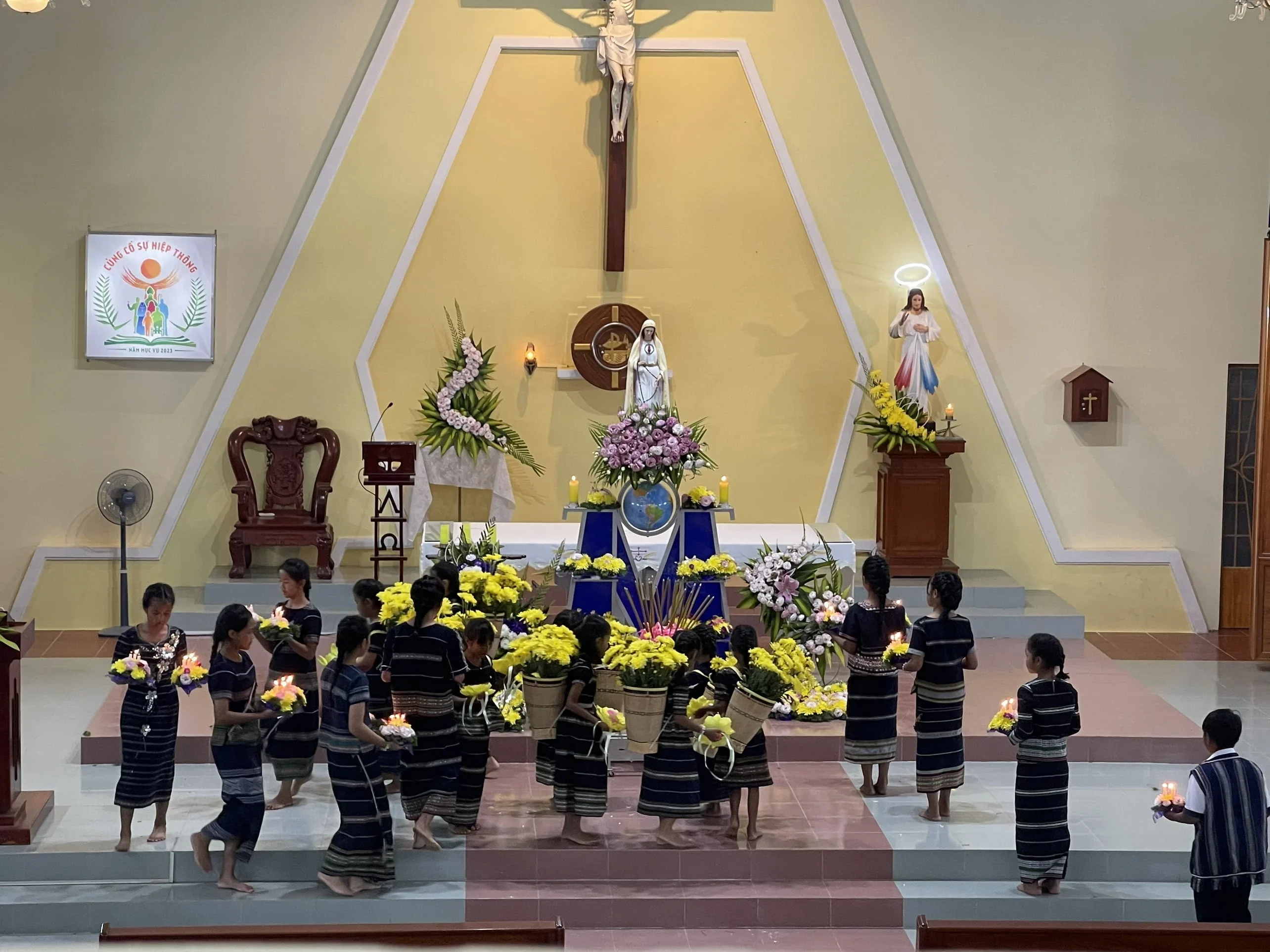 Giáo Xứ Lạc Sơn (Đơn Dương) Dâng Hoa Kết Thúc Tháng Hoa