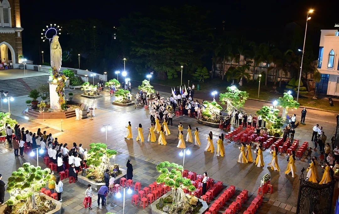 Giáo Xứ Thánh Mẫu (Bảo Lộc) Dâng Hoa Kết Thúc Tháng Hoa