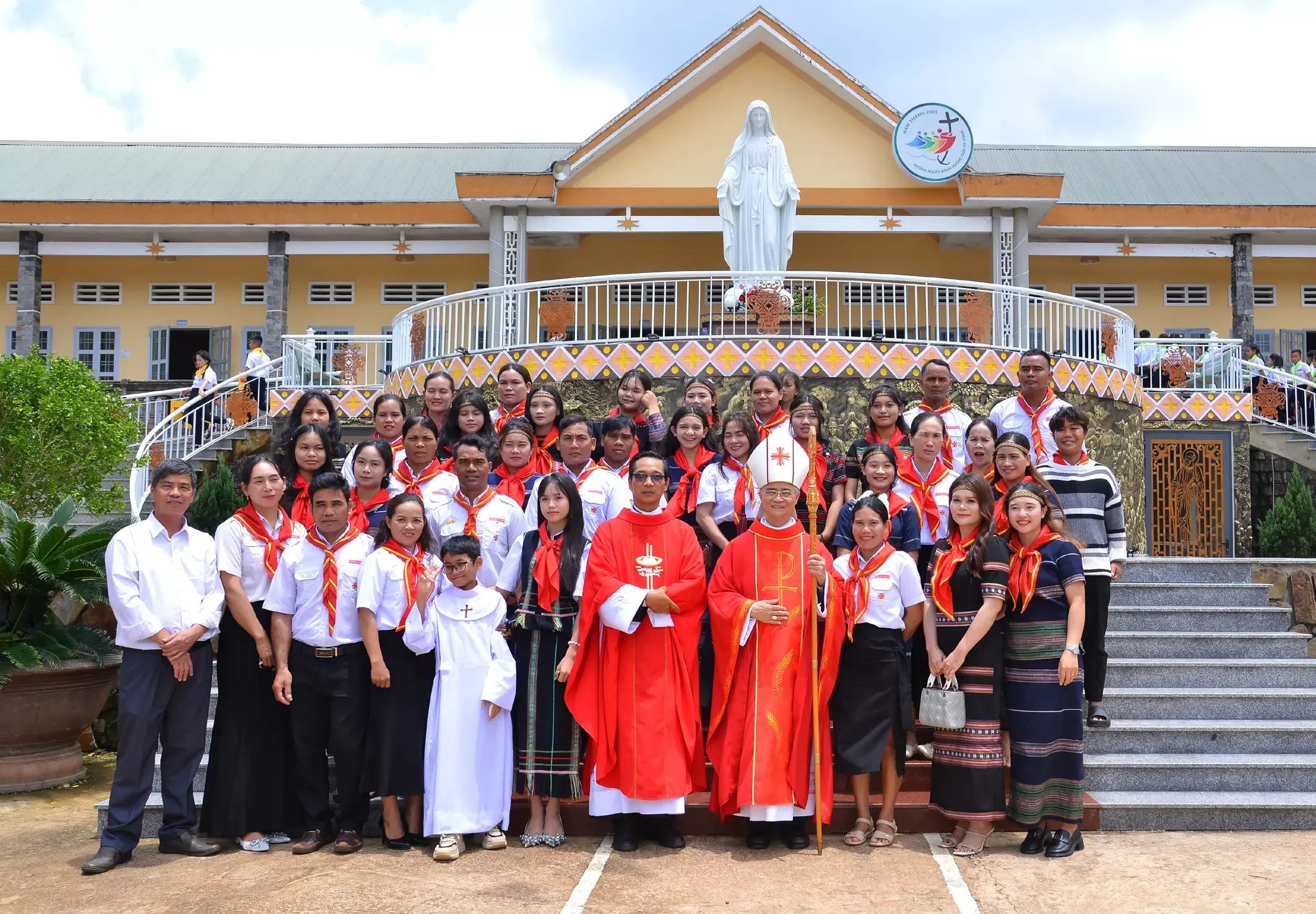 Đức Cha Đaminh Về Giáo Xứ Đinh Trang Hoà (Di Linh) Ban Bí Tích Thêm Sức Và Cho Các Em Thiếu Nhi Rước Lễ Lần Đầu