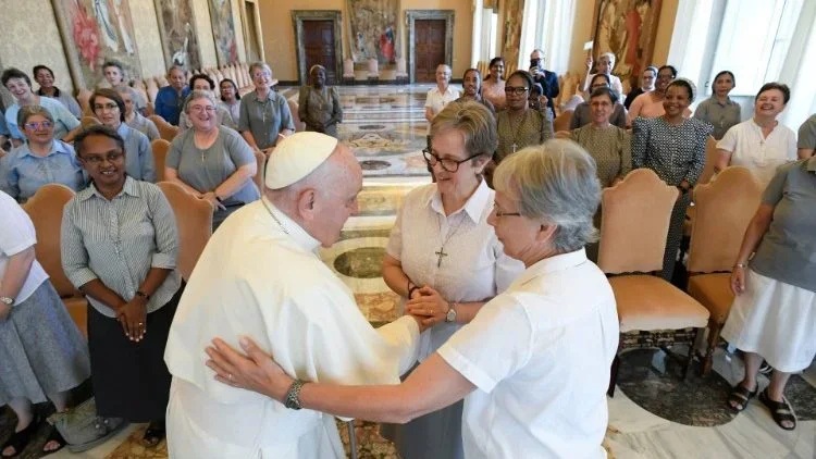 Đức Thánh Cha khuyến khích các nữ tu dòng Thánh Clarét tiếp tục bày tỏ tình yêu tuôn tràn của Thiên Chúa