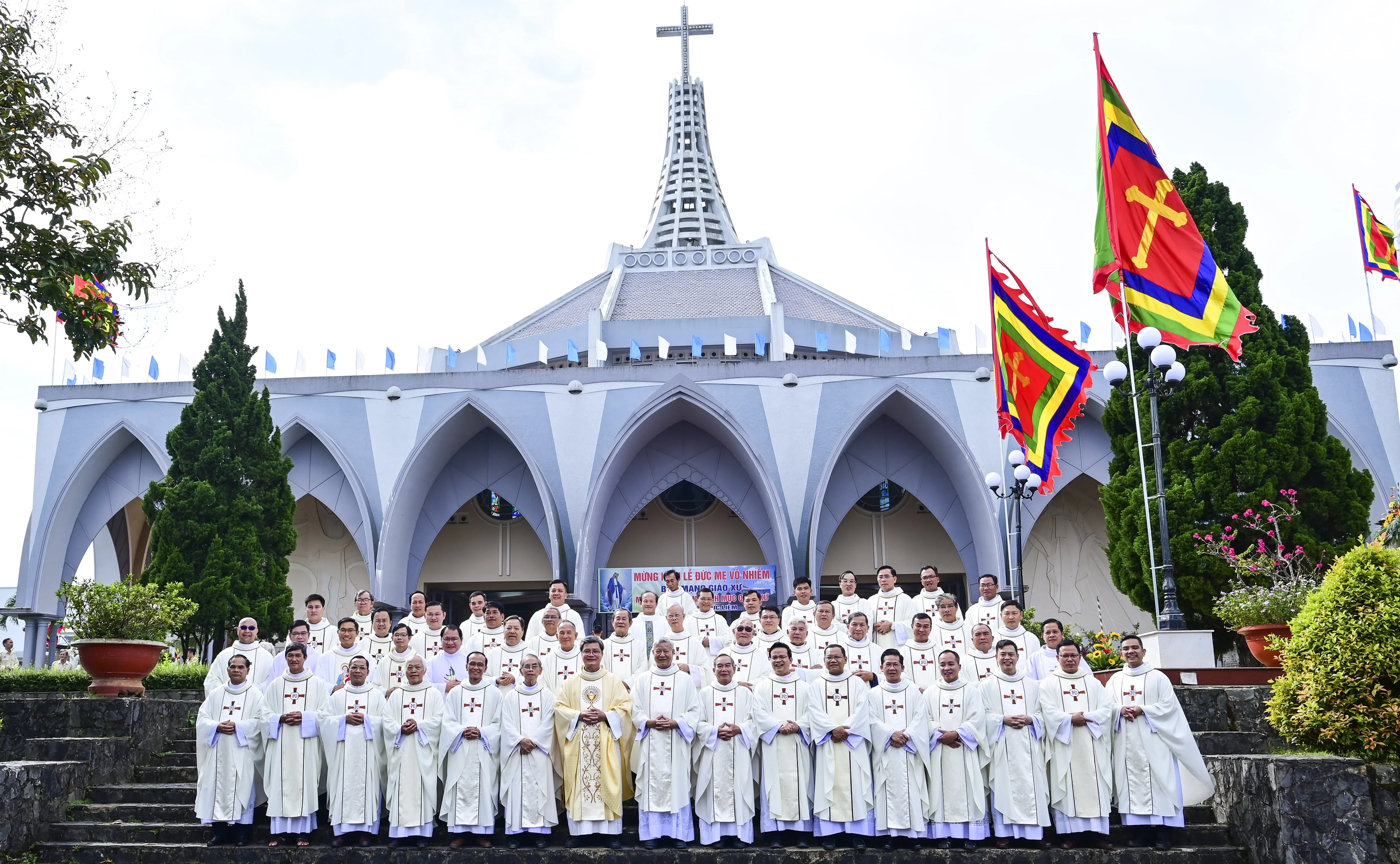Giáo Xứ Bảo Lộc: Lễ Đức Mẹ Vô Nhiễm Nguyên Tội – Bổn Mạng Giáo Xứ Và Ngân Khánh Linh Mục Của Cha Quản Xứ